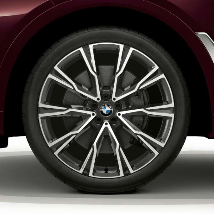 BMW X7, rodas de liga leve do Pacote M Sport Closeup das rodas de liga leve do BMW X7 com as características do pacote M Sport